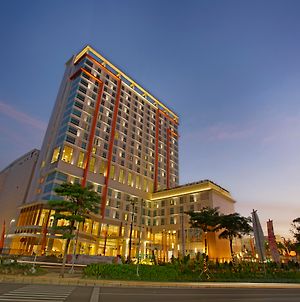 Harris Hotel & Conventions Bekasi Exterior photo
