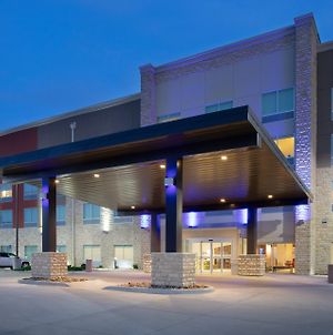 Holiday Inn Express & Suites Great Bend Exterior photo