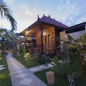 Amora Hut'S Hotel Nusa Lembongan  Exterior photo