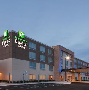 Holiday Inn Express & Suites Sterling Heights-Detroit Area Exterior photo
