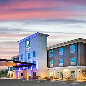Holiday Inn Express & Suites Junction, An Ihg Hotel Exterior photo