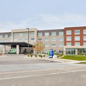 Holiday Inn Express & Suites Madison Exterior photo