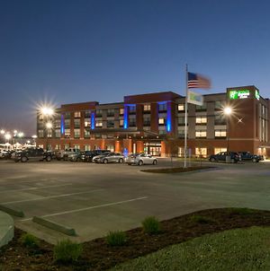 Holiday Inn Express & Suites Dodge City Exterior photo