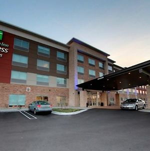 Holiday Inn Express & Suites Detroit North - Roseville Exterior photo