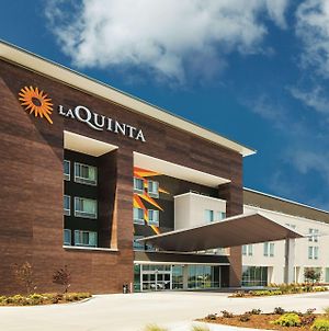 La Quinta Inn & Suites By Wyndham Wichita Northeast Exterior photo