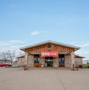 Oyo Hotel Chesaning Route 52 & Hwy 57 Exterior photo