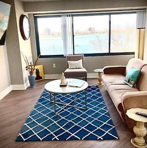 Luxury 2 Bdrm Apartment With Riverview Of Canada Detroit Exterior photo
