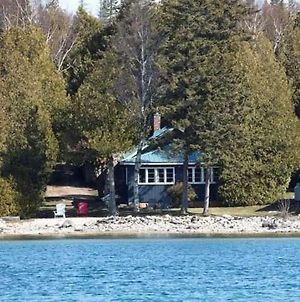 Breezy Bay Waterfront Cottage Tobermory Exterior photo