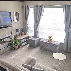 Remarkable 3-Bed Caravan In Porthcawl Uk Apartment Exterior photo