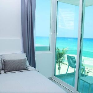 Recently Renewed Minimalistic Ocean Front Studio Apartment Cancun Exterior photo