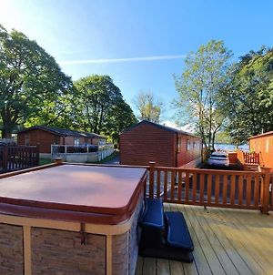 Stunning Dog Friendly Lodge With Hot Tub On Lake Windermere Exterior photo