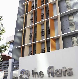 The Flats Amorsolo Hostel Manila Exterior photo