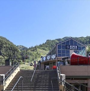 Exclusive 2 Bedroom Mountain Vacation Rental In The Heart Of Downtown Aspen One Block From Silver Queen Gondola Exterior photo