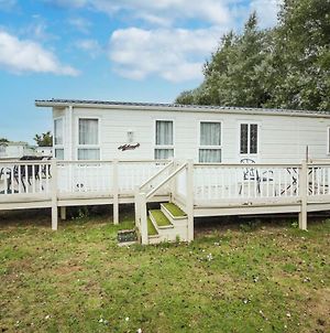 Great Caravan With Decking For Hire At Breydon Water In Norfolk Ref 10023B Hotel Belton with Browston Exterior photo