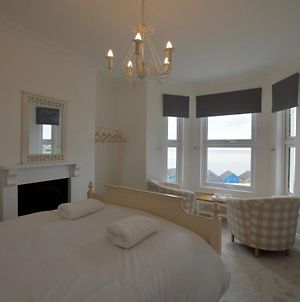 Beautiful 4-Bedroom House With 'Sea-Views' Walton-on-the-Naze Exterior photo