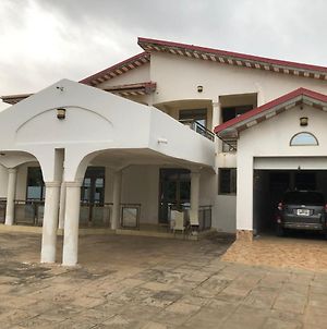 Magnificent Mansion With Ample Parking! Apartment Tema Exterior photo