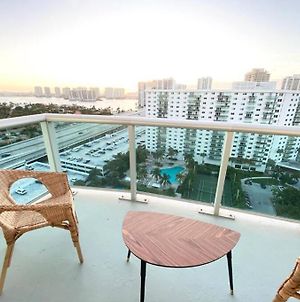 Zen Vacation Rentals Modern Penthouse Across Ocean Sunny Isles Beach Exterior photo