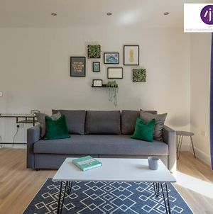 October Special Offers - Brand New 1 Bed Apartment Stevenage Sleeps 4 Free Parking Nr Train Station By Jm Short Lets & Serviced Accommodation Business & Leisure Little Wymondley Exterior photo