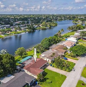 Private Lakefront Home In Miami/Pembroke Pembroke Pines Exterior photo