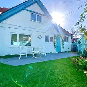 5 Min Walk To The Best Beach! Lovely 3 Bedroom Charming Cottage! - Great Location - Free Parking - Netflix - Fast Wifi - Smart Tv - Sleeps Up To 6! Close To Bournemouth & Poole Town Centre & Sandbanks Exterior photo
