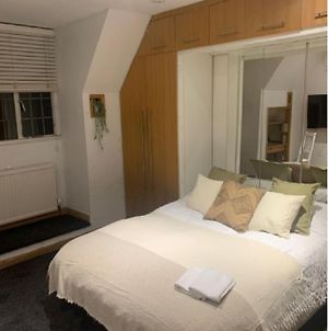 Great Priced Private Room In Thorn 5 London Exterior photo