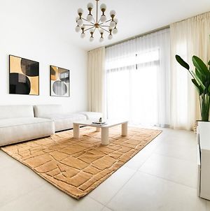 Dar Vacation - Spacious White Luxury Apartment Dubai Exterior photo