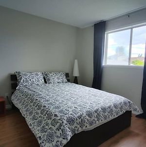 Beautiful 3-Bedroom Main Floor Home Calgary Exterior photo