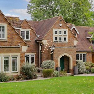 Dreamy 5-Bedroom Home In Cookham Exterior photo