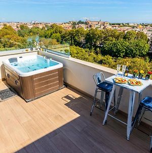 Penthouse With A Panoramic Rooftop In Trastevere With Jacuzzi Rome Exterior photo