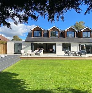 Large Luxury 5 Bedroom House With Large Garden And Swimspa Corfe Mullen Exterior photo