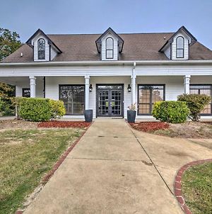 Large Group Retreat With Porch Starkville Clubhouse Villa Exterior photo