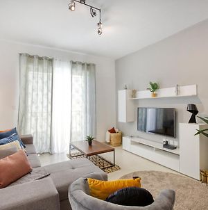 Modern, Designer Apt With A Beautiful Living & Ac By 360 Estates Apartment Fgura Exterior photo