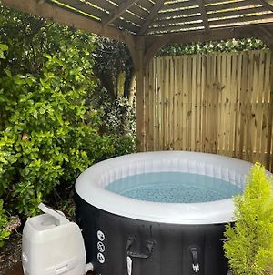 Hot Tub & Gym Luxury Private Apartment East Grinstead Exterior photo