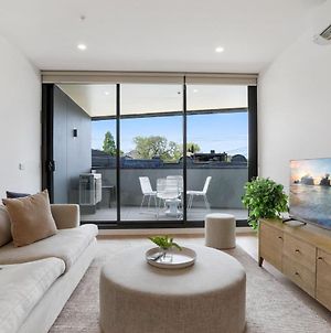 Sleek 2 Bedroom Apartment With Stunning Alfresco Melbourne Exterior photo
