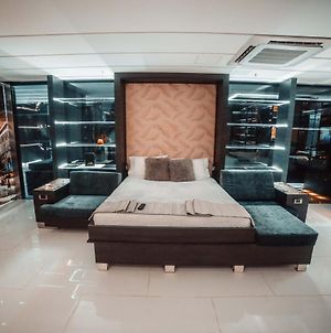 1Million Luxury Suites Medellin Exterior photo