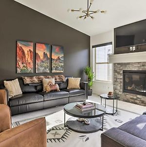 Parker Townhome with Fireplace and Basement Bar! Exterior photo