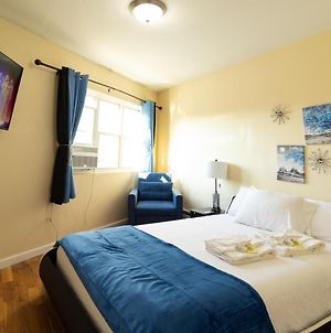 Deluxe Queen-Bed Room With Sleeper Chair In Elmhurst Ny New York Exterior photo
