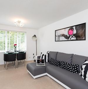 Park View- 2 Bed Apartment Close To East Surrey Hospital Salfords Exterior photo