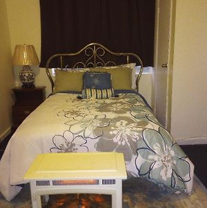 1 Bedroom Holistic Health Stay In South Ozone Park, Ny New York Exterior photo