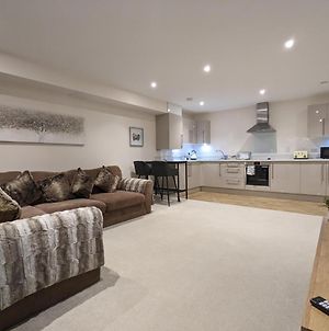 Stunning 2-Bed Apartment In Stevenage, Sleeps 4 With Private Parking Exterior photo