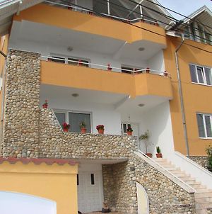 Penthouse Apartment In Villa Leo Pitesti Exterior photo
