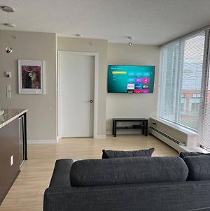 Lovely 1 Bedroom Condo With Pool And Hot Tub Vancouver Exterior photo