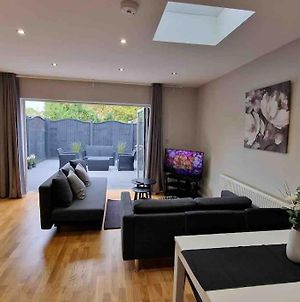 New! Lovely 2 Bed Serviced Apartment With Free Parking London Exterior photo