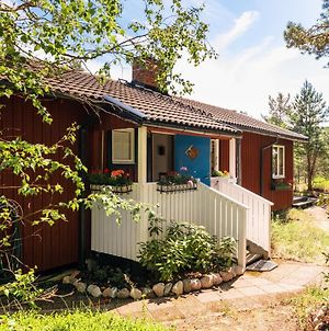 Authentic Swedish Family Home On The Archipelago Stavsnas Exterior photo