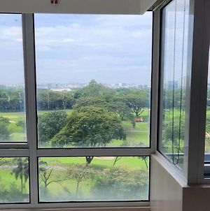 Enjoy Bgc Sunset And Golf Course View 2 Bedroom Loft With 100Mbps Internet Connection Manila Exterior photo