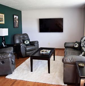 The Perfect Packer Place - Lambeau Lodging Green Bay Exterior photo