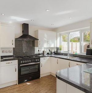 Spacious 5 Bed Sunninghill With Driveway Parking Ascot  Exterior photo