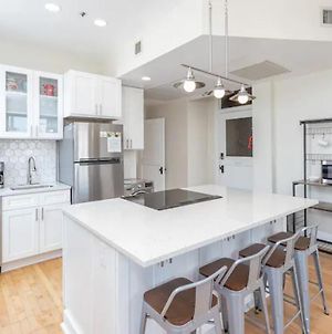 Downtown Digs-View Of The City! Stay Above Local Restaurants And Nightlife, Posh Amenities Heated Toilet Seat, Oversized Rain Shower Head In Glass Shower, In-Unit Laundry, One Garage Parking Spot Boise Exterior photo