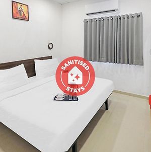 Oyo Townhouse 427 Gokul Solitaire Vip Rd Hotel Bhatha Exterior photo