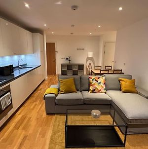 Modern 2 Bed - Olympic Park Stratford Apartment London Exterior photo